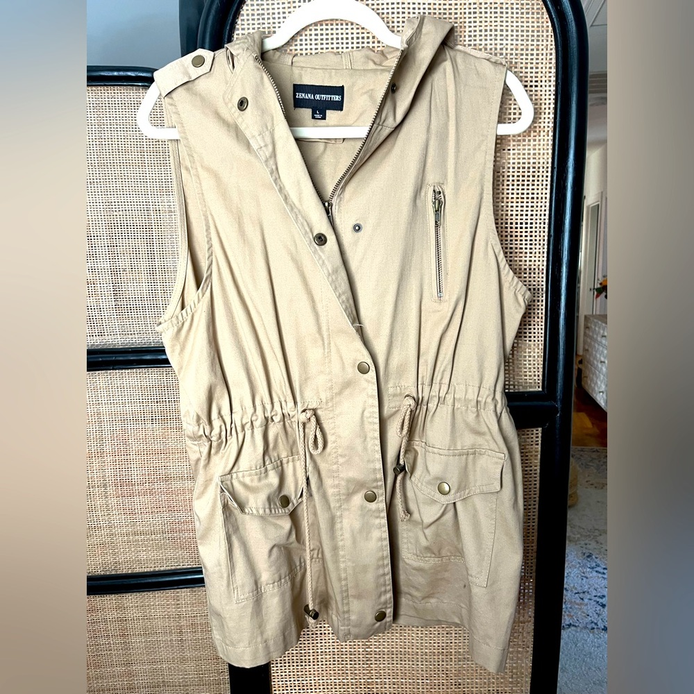 Vest with pockets and cinched waist
